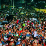 A identidade de um bloco de carnaval começa pelo nome. Dos inusitados aos mais tradicionais, batizar um bloco é também um exercício de criatividade — e também, por que não?, uma defesa de território ou ideia. Em Cabo Frio, mais precisamente na Praia do Peró, um grupo de foliões teve uma dessas ideias carnavalescas, há 21 anos. Assim, nasceu o bloco Perócão.