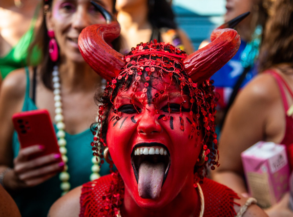 Um total de 99 blocos percorreu a cidade do Rio de Janeiro entre sexta-feira (21) e domingo (23), com o público comparecendo em peso, com cerca de 300 mil foliões participando dos cortejos, é o que garante a Riotur.