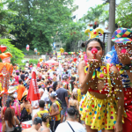 A Assembleia Legislativa (Alerj) aprovou nesta terça-feira (25), o projeto de lei que institui o Programa de Incentivo aos Blocos de Carnaval de Rua. A proposta foi debatida em regime de urgência e em discussão única, tendo como autores a deputada Verônica Lima (PT) e o ex-deputado e atual prefeito de Cabo Frio, Dr. Serginho (PL).