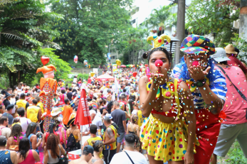 A Assembleia Legislativa (Alerj) aprovou nesta terça-feira (25), o projeto de lei que institui o Programa de Incentivo aos Blocos de Carnaval de Rua. A proposta foi debatida em regime de urgência e em discussão única, tendo como autores a deputada Verônica Lima (PT) e o ex-deputado e atual prefeito de Cabo Frio, Dr. Serginho (PL).