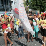 Muito além do carnaval de rua da capital, dos desfiles da Marquês de Sapucaí, ou mesmo do interior do estado, a Baixada Fluminense também promove sua folia própria. Mesmo que, especialmente neste ano de 2025, algumas cidades que sempre contaram com carnaval tradicional, tenham ficado sem agenda oficial.