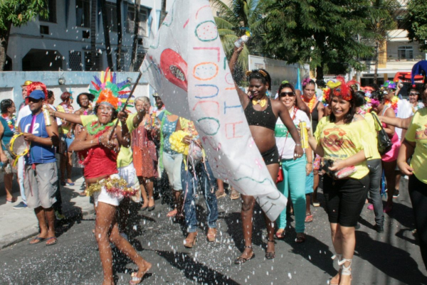 Muito além do carnaval de rua da capital, dos desfiles da Marquês de Sapucaí, ou mesmo do interior do estado, a Baixada Fluminense também promove sua folia própria. Mesmo que, especialmente neste ano de 2025, algumas cidades que sempre contaram com carnaval tradicional, tenham ficado sem agenda oficial.