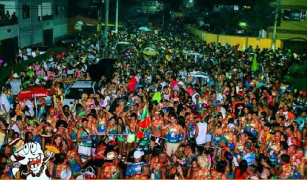 A identidade de um bloco de carnaval começa pelo nome. Dos inusitados aos mais tradicionais, batizar um bloco é também um exercício de criatividade — e também, por que não?, uma defesa de território ou ideia. Em Cabo Frio, mais precisamente na Praia do Peró, um grupo de foliões teve uma dessas ideias carnavalescas, há 21 anos. Assim, nasceu o bloco Perócão.