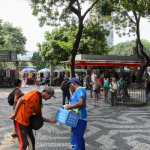 Com o calor extremo no Rio de Janeiro, a Cedae vai oferecer água gelada e de graça em locais de grande circulação na cidade. A ação começou às 16h de segunda-feira (17), no Centro, e a partir desta terça-feira (18), ganha um reforço, sendo expandida para outros locais.