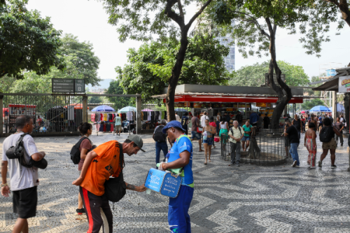 Com o calor extremo no Rio de Janeiro, a Cedae vai oferecer água gelada e de graça em locais de grande circulação na cidade. A ação começou às 16h de segunda-feira (17), no Centro, e a partir desta terça-feira (18), ganha um reforço, sendo expandida para outros locais.