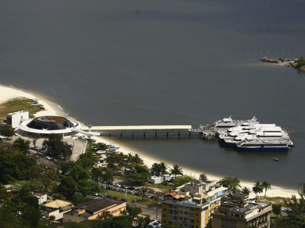 A Câmara de vereadores de Niterói aprovou com 14 votos favoráveis, e cinco abstenções, a proposta de subsídio para tarifa social no catamarã de Charitas, em sessão nesta terça-feira (25). A tarifa será reduzida de R$ 21 para R$ 7,70, e contará com o investimento da Prefeitura de Niterói, a partir de um consórcio firmado com o governo do estado.