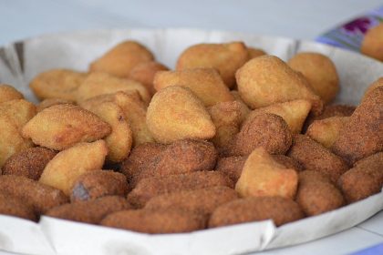 Policiais civis protestam contra vale-alimentação de R$ 12 com 'coxinhaço'