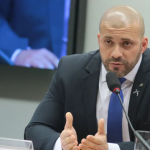 A Justiça Federal aceitou a denúncia apresentada pelo Ministério Público Federal (MPF) contra o ex-deputado federal Daniel Silveira (PTB) pelo porte de telefones celulares dentro de estabelecimento prisional. Segundo o MPF, o ex-parlamentar ingressou com seus dois aparelhos de uso pessoal na Sala de Estado-Maior em que ficou custodiado e na repartição policial.