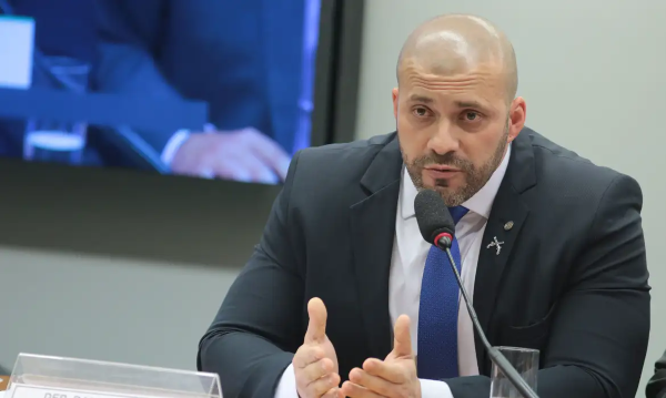 A Justiça Federal aceitou a denúncia apresentada pelo Ministério Público Federal (MPF) contra o ex-deputado federal Daniel Silveira (PTB) pelo porte de telefones celulares dentro de estabelecimento prisional. Segundo o MPF, o ex-parlamentar ingressou com seus dois aparelhos de uso pessoal na Sala de Estado-Maior em que ficou custodiado e na repartição policial.