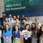 O Parque Tecnológico da UFRJ, o EmbraturLAB e o Sebrae promoveram nesta terça-feira mais uma fase da PréAceleraTUR, o programa de pré-aceleração que visa impulsionar práticas ESG (ambiental, social e governança) em micro e pequenas empresas do setor de turismo. Oito startups participaram do Demo Day apresentando seus projetos para uma banca avaliadora.