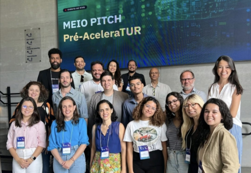 O Parque Tecnológico da UFRJ, o EmbraturLAB e o Sebrae promoveram nesta terça-feira mais uma fase da PréAceleraTUR, o programa de pré-aceleração que visa impulsionar práticas ESG (ambiental, social e governança) em micro e pequenas empresas do setor de turismo. Oito startups participaram do Demo Day apresentando seus projetos para uma banca avaliadora.