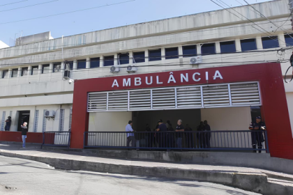 Um coronel da PM foi morto, na noite desta terça-feira (25), no Jardim América, na Zona Norte do Rio. O crime aconteceu na Avenida Meriti, atrás do motel Champion, próximo à Avenida Brasil.