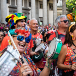 A folia pré-carnaval segue dominando as ruas do Rio. Neste segundo fim de semana de fevereiro, a cidade servirá de palco para desfiles tanto de megablocos, como o comandado por Léo Santana, até blocos tradicionais, como o Imprensa que eu Gamo, que se despede do carnaval de rua em 2025.