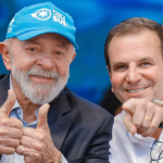 O presidente Lula (PT) e o prefeito Eduardo Paes (PSD) participaram da reabertura da emergência do Hospital Federal de Bonsucesso, na manhã desta quinta-feira (6). Em sua fala, o presidente destacou a ausência do governador Cláudio Castro (PL) no evento, mesmo que, segundo Lula, Castro tenha sido convidado.