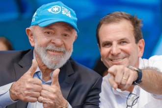 O presidente Lula (PT) e o prefeito Eduardo Paes (PSD) participaram da reabertura da emergência do Hospital Federal de Bonsucesso, na manhã desta quinta-feira (6). Em sua fala, o presidente destacou a ausência do governador Cláudio Castro (PL) no evento, mesmo que, segundo Lula, Castro tenha sido convidado.