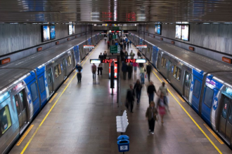 A passagem do Metrô Rio vai subir de R$ 7,50 para R$ 7,90, a partir do dia 12 de abril. O aumento de 5,33% foi autorizado nesta terça-feira (25) pela Agência Reguladora de Serviços Públicos Concedidos de Transportes, a Agetransp.