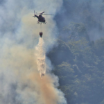 Após bater o recorde de temperatura da Região Metropolitana do Rio, Niterói também registrou focos de incêndio em área de vegetação. Segundo o Instituto Nacional de Meteorologia (Inmet), na última segunda-feira (17), a cidade chegou aos 42,2ºC. Durante a manhã desta terça-feira (18), equipes do Corpo de Bombeiros atuaram no combate às chamas.