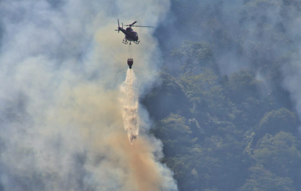 Após bater o recorde de temperatura da Região Metropolitana do Rio, Niterói também registrou focos de incêndio em área de vegetação. Segundo o Instituto Nacional de Meteorologia (Inmet), na última segunda-feira (17), a cidade chegou aos 42,2ºC. Durante a manhã desta terça-feira (18), equipes do Corpo de Bombeiros atuaram no combate às chamas.