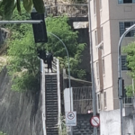 Uma operação da Polícia Militar no Morro do Preventório, em Charitas, Niterói, deixou um suspeito morto e outros sete presos na manhã desta segunda-feira (10). Ainda foram apreendidos quatro fuzis e duas pistolas, além de drogas que ainda serão contabilizadas pela PM.