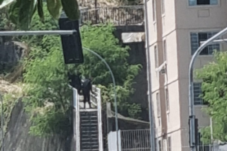 Uma operação da Polícia Militar no Morro do Preventório, em Charitas, Niterói, deixou um suspeito morto e outros sete presos na manhã desta segunda-feira (10). Ainda foram apreendidos quatro fuzis e duas pistolas, além de drogas que ainda serão contabilizadas pela PM.