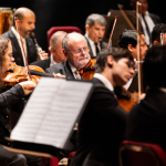 Em 1940, quando o maestro José Siqueira fundou a Orquestra Sinfônica Brasileira, talvez não imaginasse que estava escrevendo as primeiras notas de uma jornada musical grandiosa que se mesclaria e reverberaria na própria história do país. E para celebrar esses 85 anos de música, nada mais adequado que uma temporada 2025 que reverencie este precioso legado, além de projetar novos horizontes para a música sinfônica.