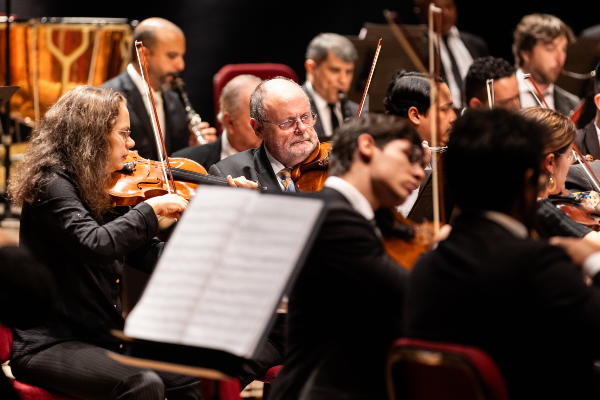 Em 1940, quando o maestro José Siqueira fundou a Orquestra Sinfônica Brasileira, talvez não imaginasse que estava escrevendo as primeiras notas de uma jornada musical grandiosa que se mesclaria e reverberaria na própria história do país. E para celebrar esses 85 anos de música, nada mais adequado que uma temporada 2025 que reverencie este precioso legado, além de projetar novos horizontes para a música sinfônica.