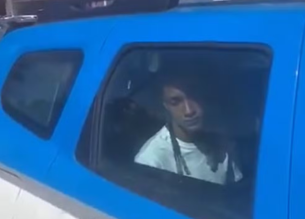 O rapper Oruam foi detido nesta quinta-feira (20) na orla da Barra da Tijuca. Segundo a PM, o artista fez uma manobra arriscada pela contramão, para fugir da abordagem policial.