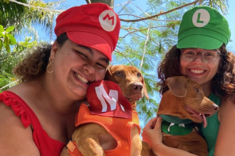 O último sábado (22) foi de desfile de fantasias de cães e gatos, no Centro de Proteção Animal da Prefeitura do Rio: o 'Carna Au Au' da Fazenda Modelo. A iniciativa divertida também promoveu a adoção. A Fazenda Modelo abriga em torno de 900 animais. Ao todo, são 400 cães e 500 gatos esperando um novo lar.