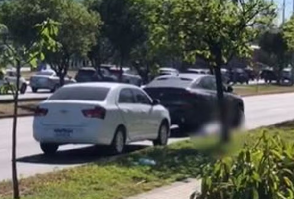 Um homem foi morto a tiros na manhã desta segunda-feira (17) na Avenida das Américas, na Barra da Tijuca. O policial militar reformado Marcos Antônio Cortinas Lopez, de 58 anos, estava em uma BMW X6 quando foi atacado por criminosos. Em 2020, ele chegou a ser preso por envolvimento com a milícia. A Polícia Civil apura o caso.