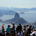 O turismo internacional no Brasil começou 2025 batendo recorde. Dados divulgados pelo Ministério do Turismo, Embratur e Polícia Federal revelam que o país recebeu 1.483.669 de internacionais apenas no primeiro mês do ano. Os dados representam um crescimento expressivo de 55,07% em relação a janeiro de 2024, quando 956.737 turistas cruzaram as fronteiras brasileiras.