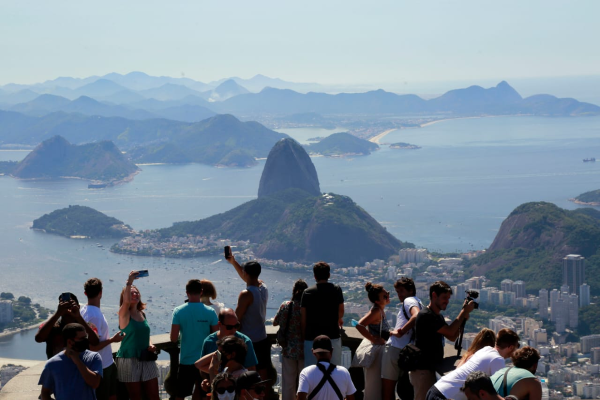 O turismo internacional no Brasil começou 2025 batendo recorde. Dados divulgados pelo Ministério do Turismo, Embratur e Polícia Federal revelam que o país recebeu 1.483.669 de internacionais apenas no primeiro mês do ano. Os dados representam um crescimento expressivo de 55,07% em relação a janeiro de 2024, quando 956.737 turistas cruzaram as fronteiras brasileiras.