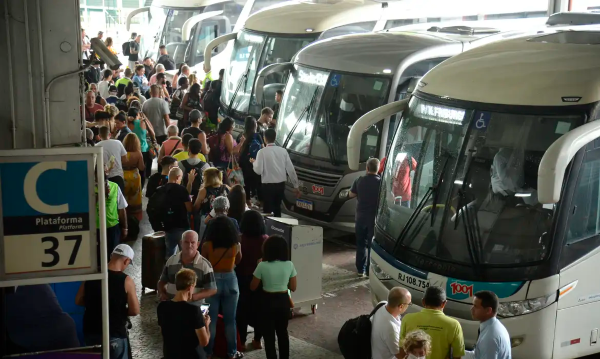 De acordo com a Riotur, em coletiva realizada na manhã desta sexta-feira (21), as festas devem movimentar R$ 5,5 bilhões e atrair cerca de 8 milhões de foliões entre os dias 1º de fevereiro e 9 de março. Destes viajantes, pelo menos 500 mil devem chegar de ônibus. É o que prevê a Rodoviária do Rio.