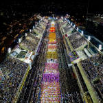 Quem deseja acompanhar de perto os desfiles das escolas de samba neste carnaval 2025, já pode garantir seu lugar na arquibancada popular. Os ingressos para os setores 12 e 13 já estão à venda a partir desta quarta-feira (12), às 10h, exclusivamente pela plataforma Ticketmaster Brasil. As informações são do Diário do Rio.