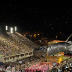 A Embratur, em parceria com o Sebrae, convidou cinco comunicadores dos EUA para conhecer as principais atrações do Rio de Janeiro durante o Carnaval. O desfile das escolas de samba na Sapucaí e o bloco Cordão do Bola Preta são algumas das atrações do roteiro que inclui, ainda, visitas à Pequena África e aos tradicionais passeios no Corcovado e no Pão de Açúcar. 