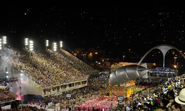 A Embratur, em parceria com o Sebrae, convidou cinco comunicadores dos EUA para conhecer as principais atrações do Rio de Janeiro durante o Carnaval. O desfile das escolas de samba na Sapucaí e o bloco Cordão do Bola Preta são algumas das atrações do roteiro que inclui, ainda, visitas à Pequena África e aos tradicionais passeios no Corcovado e no Pão de Açúcar. 