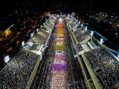 Quem deseja acompanhar de perto os desfiles das escolas de samba neste carnaval 2025, já pode garantir seu lugar na arquibancada popular. Os ingressos para os setores 12 e 13 já estão à venda a partir desta quarta-feira (12), às 10h, exclusivamente pela plataforma Ticketmaster Brasil. As informações são do Diário do Rio.