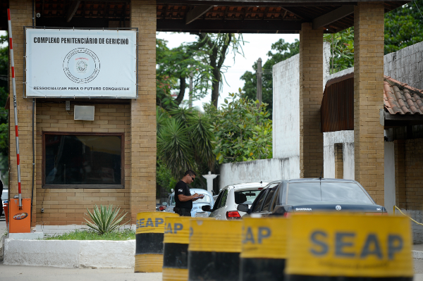 O Ministério Público do Estado do Rio de Janeiro (MPRJ), a Secretaria de Ordem Pública (Seop), a Polícia Militar e a Secretaria de Estado de Administração Penitenciária (Seap-RJ) realizaram, nesta terça-feira (25), uma operação conjunta para demolir cerca de 20 construções irregulares erguidas em um loteamento clandestino nas imediações do Complexo Penitenciário de Bangu (Gericinó).