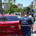 Agentes da Secretaria de Ordem Pública (SEOP) apreenderam 50 quentinhas vendidas irregularmente no entorno da Lagoa Rodrigo de Freitas, nesta quarta-feira (19). O cardápio era vasto. No entanto, nem a carne assada, o filé de peixe, ou mesmo o estrogonofe, escaparam da fiscalização da prefeitura.