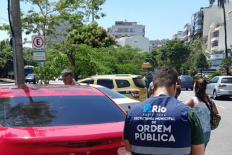 Agentes da Secretaria de Ordem Pública (SEOP) apreenderam 50 quentinhas vendidas irregularmente no entorno da Lagoa Rodrigo de Freitas, nesta quarta-feira (19). O cardápio era vasto. No entanto, nem a carne assada, o filé de peixe, ou mesmo o estrogonofe, escaparam da fiscalização da prefeitura.