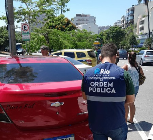 Agentes da Secretaria de Ordem Pública (SEOP) apreenderam 50 quentinhas vendidas irregularmente no entorno da Lagoa Rodrigo de Freitas, nesta quarta-feira (19). O cardápio era vasto. No entanto, nem a carne assada, o filé de peixe, ou mesmo o estrogonofe, escaparam da fiscalização da prefeitura.