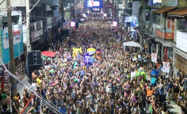 Não será preciso ir até à capital do Rio ou viajar para outros estados, para curtir o carnaval de 2025. Muito além da Sapucaí, ou mesmo o carnaval de rua, o estado do Rio pode surpreender os foliões que buscam explorar novos ares. Mais de 20 municípios do interior também receberão atrações de peso, levando muita folia para a população.