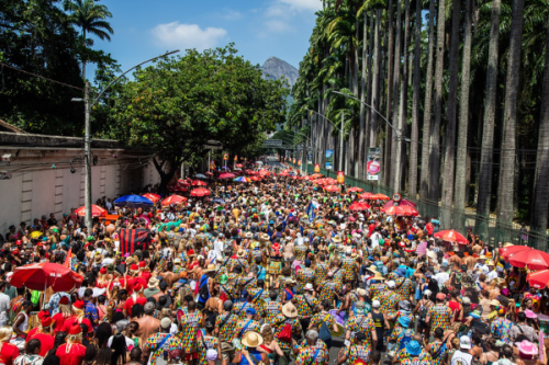 O carnaval 2025 deve movimentar a economia carioca em R$5,7 bilhões, segundo estimativa da Prefeitura do Rio. É o que mostra a quarta edição da publicação “Carnaval de Dados”, estudo elaborado pela Secretaria de Desenvolvimento Econômico, pelo Instituto Fundação João Goulart e pela Riotur.