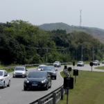 As estradas do Rio já se preparam para receber o fluxo intenso de veículos durante o feriado do carnaval. A partir desta quinta-feira (27), as concessionárias de vias importantes que cortam o estado, como a Rodovia Presidente Dutra, Via Lagos e BR-101, colocam em prática operações especiais de carnaval. A expectativa é de movimento intenso em todas as estradas, tanto de entrada e saída do Rio.