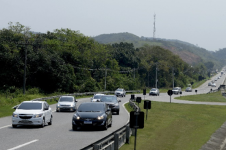 As estradas do Rio já se preparam para receber o fluxo intenso de veículos durante o feriado do carnaval. A partir desta quinta-feira (27), as concessionárias de vias importantes que cortam o estado, como a Rodovia Presidente Dutra, Via Lagos e BR-101, colocam em prática operações especiais de carnaval. A expectativa é de movimento intenso em todas as estradas, tanto de entrada e saída do Rio.