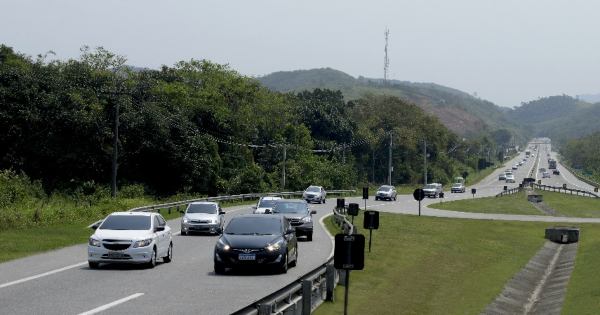 As estradas do Rio já se preparam para receber o fluxo intenso de veículos durante o feriado do carnaval. A partir desta quinta-feira (27), as concessionárias de vias importantes que cortam o estado, como a Rodovia Presidente Dutra, Via Lagos e BR-101, colocam em prática operações especiais de carnaval. A expectativa é de movimento intenso em todas as estradas, tanto de entrada e saída do Rio.