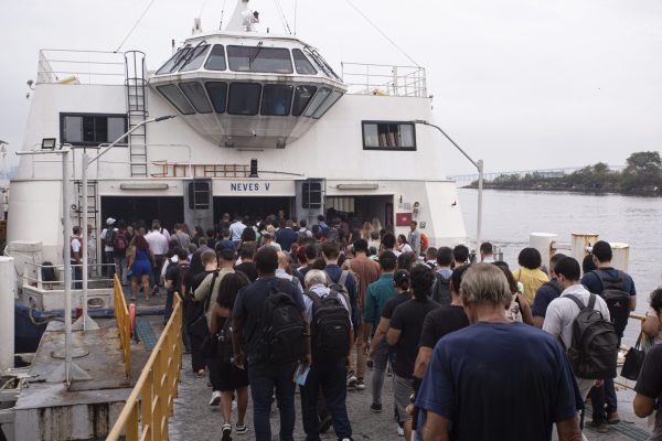 Passageiros acessam embarcação sem ar-condicionado a serviço da Barcas Rio