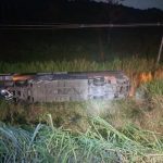 Ônibus que saiu do Rio cai em ribanceira na Dutra; ao menos um morto e 26 feridos