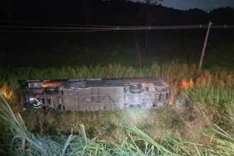 Ônibus que saiu do Rio cai em ribanceira na Dutra; ao menos um morto e 26 feridos