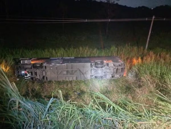 Ônibus que saiu do Rio cai em ribanceira na Dutra; ao menos um morto e 26 feridos
