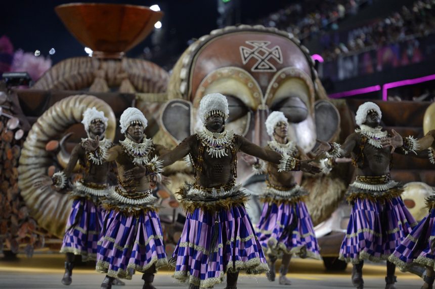 Raízes afro-brasileiras dominam o 1º dia de desfiles do Grupo Especial na Sapucaí